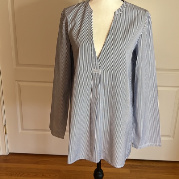 Theory light blue pinstriped cotton tunic with button back slit opening NWOT - Picture 6 of 10